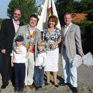 Dr. Michael Nölle mit seiner Königin Carolina, den Söhnen Tristan und Leonard sowie den Adjutanten Thomas Christenhusz und Wolfgang Möhle.